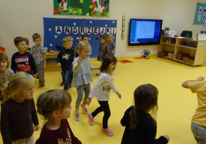05 dzieci tańczą do piosenki czarownicy